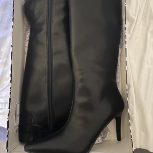 Stövlar  - Säljer ett par stövlar från tiamo i storlek 39. Köptes för 1100kr o säljer för 800kr. Går upp till mina knän o är 170cm. 