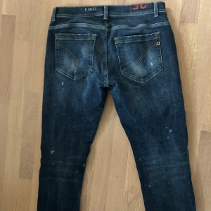 Dondup jeans  - Snygga mörkblå jeans från Dondup med slitna detaljer. Köptes på NK i Stockholm för cirka ett halvår sedan och inte använda särskilt mycket. Nypris 4000kr