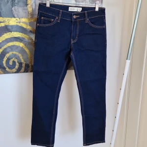 Mörkblå jeans från Silvia - Snygga mörkblå jeans från Silvia med klassisk femficksdesign och kontrasterande sömmar. Perfekta för en stilren look. Midjan är normalhög och passformen är slim, vilket ger en smickrande siluett.