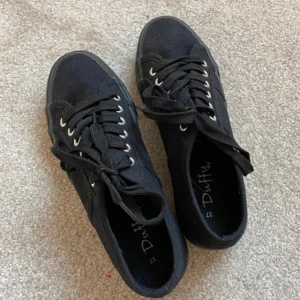 Svarta sneakers från Duffy - Snygga svarta sneakers från Duffy med klassisk snörning. Perfekta för en avslappnad stil och passar till många olika outfits.