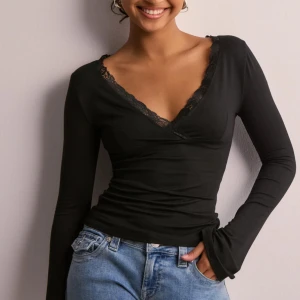 Romance Wrap Top - Säljer min oanvända top från nelly. Nypris 249kr. Mitt pris 150kr.