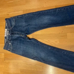 Blå jeans från Jacob Cohen - Snygga blå jeans från Jacob Cohen med klassisk design. De har en normal passform och är tillverkade i högkvalitativt denim. Perfekta för en stilren look.