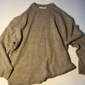 Beige stickad tröja - Säljer en mysig långarmad stickad tröja. Perfekt för sena sommarkvällar eller kallare dagar och enkel att matcha med olika outfits. helt oanvänd, kom gärna med frågor! 