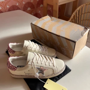 Golden goose  - Säljer nu dessa feta golden goose som är helt nya använda cirka 1 gång i nyskick med box dustbag och tagg.