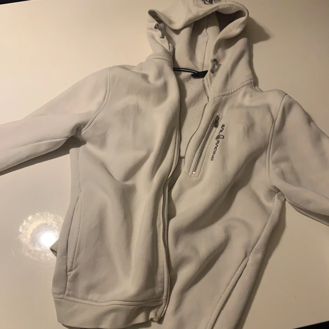 Vit hoodie från Sail Racing