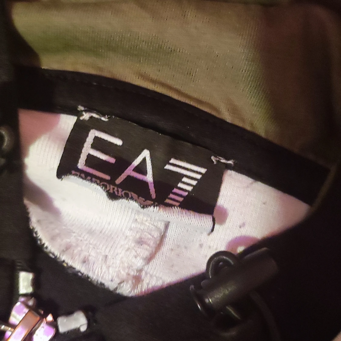 Grå tröja från Calvin Klein Jeans och svart hoodie från EA7 - 3