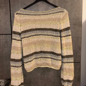 Randig stickad tröja från Urban Outfitters - Den er i størrelse M, men vil si den mer som en S! 💕 Den har flare armer, kjøpt på urban outfitters for ca 450 kr ✨ Brukt 1-3 ganger 