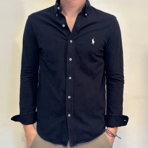 Ralph lauren skjorta  - En as schysst skjorta från Ralph lauren. Featherweight mesh. Storlek S och modellen på bilden är ca 182 cm. Fint skick.. nypris 1599kr, köp för endast 549kr.  