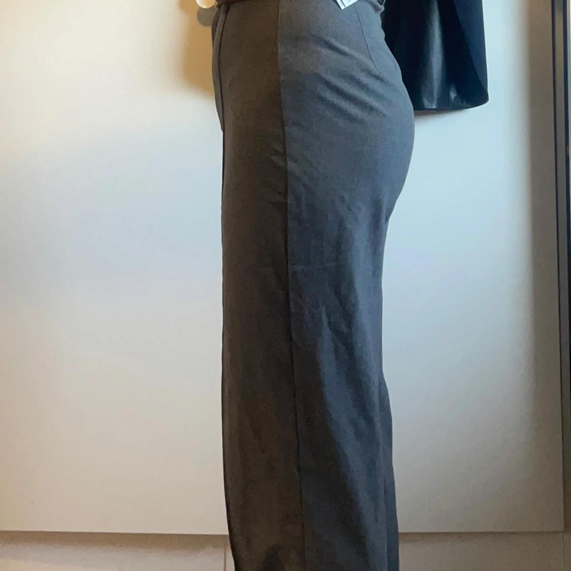 Grå kostymbyxor från Pull&Bear - 1