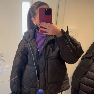 Svart quiltad pufferjacka - Säljer denna populära quiltad pufferjacka med dragkedja från Zara, i bra skick och relativt ny😍