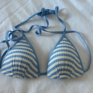 Blå och vit randig bikiniöverdel - Super fin bikini. I jätte bra skick. Tror den är från hm❤️