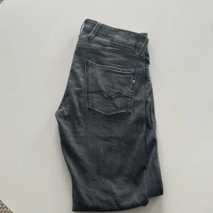 Replay jeans  - Säljer ett par riktigt snygga replay jeans i modellen anbass. Jeansen är i nyskick och endast använda en gång av mig. 