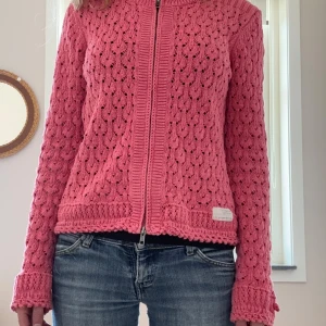 Stickad kofta från Odd Molly - Så sjukt söt kofta från Odd Molly, som är i jättebra skick. Super söta ärmar också, men tyvärr kommer den sällan till användning. Köpt för 550 kr. Skicka gärna prisförslag! 