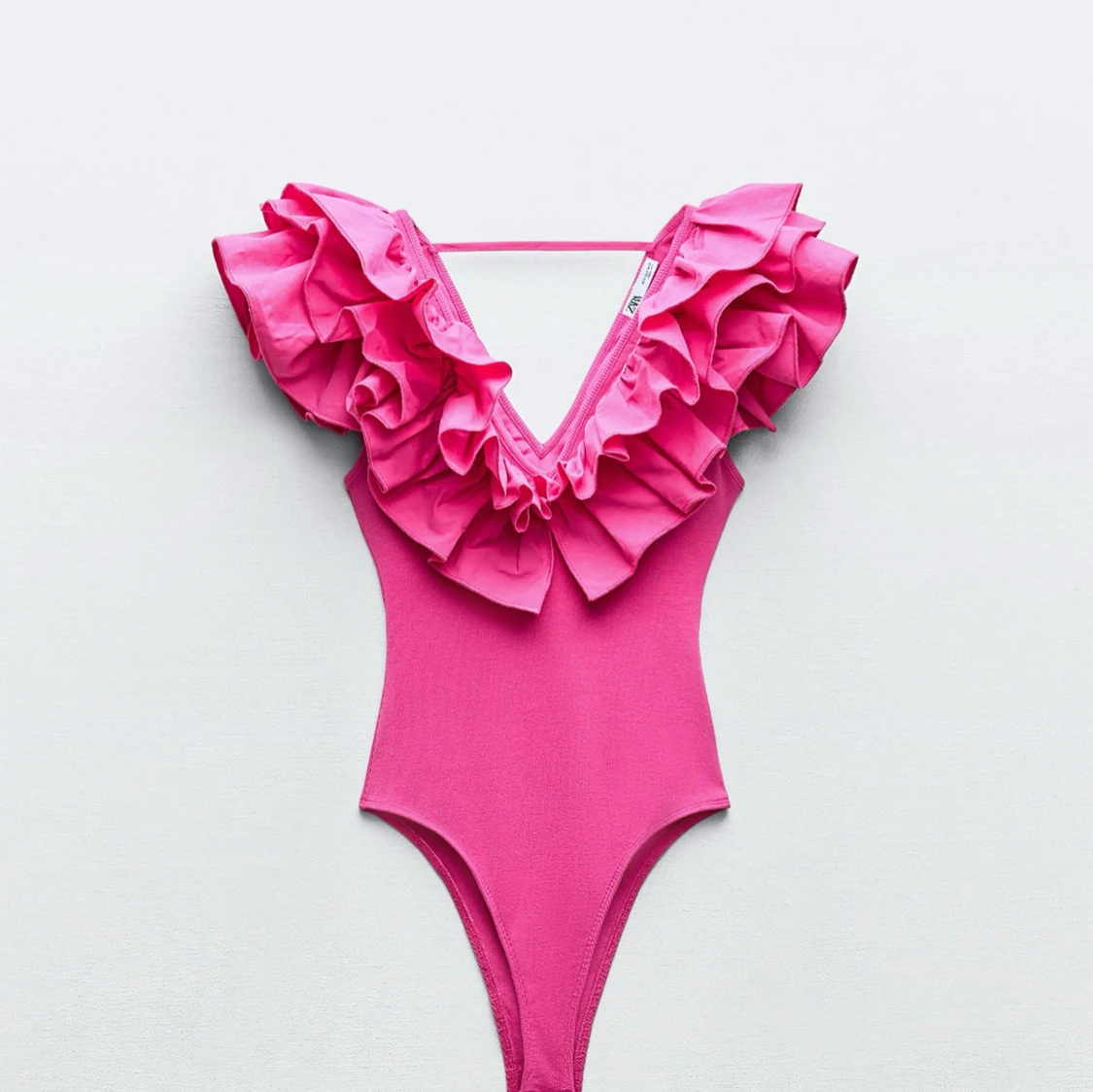 Rosa body med volangdetaljer - 2