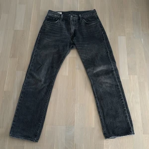 Svarta jeans från Levi's - Säljer ett par svarta Levi's jeans, modell 551. Säljer då dem har blivit för små för mig, storlek 30/32. Nypris: 1319kr