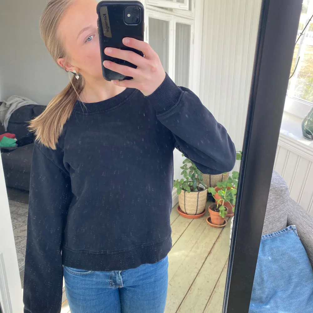 Säljer en stilren svart tröja från NA-KD. Tröjan har långa ärmar och en rund halsringning med ribbade muddar vid ärmslut och nederkant. Skulle säga att den är mer S än M i storleken. Perfekt för en avslappnad look. 🖤. Neuletakit & Villapaidat.