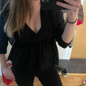 Volang blus - Blus med volanger från Vila, storlek S. Fint skick🧡🧡🧡