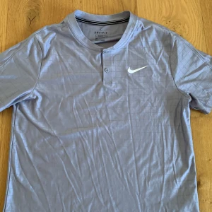 Tennis/Padel T-shirt - Tennis Padel t -shirt. I ett mycket bra skick. Storlek M