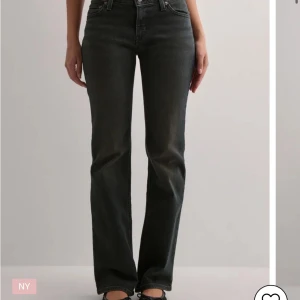 Svarta låga Levis jeans  - Köpta från Levis i strl 28, låga jeans 