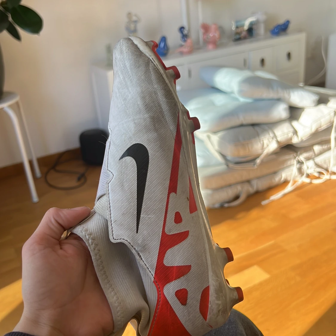 Vita och röda fotbollsskor från Nike - 1