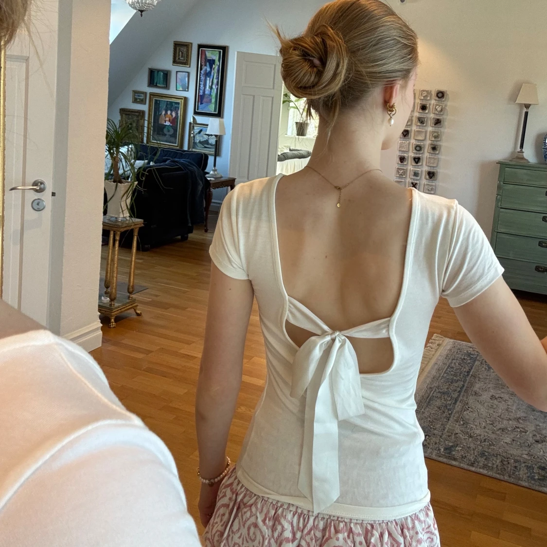 Vit topp med rosett - 1