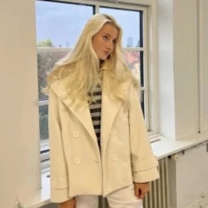 Design by Si - Jättefin kappa som funkar perfekt året om, passar till alla kläder och är jätte bekväm men dessutom otroligt snygg! Storlek XS/S