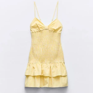 Svin snygg klänning - Skit snygg Zara klänning! Är i L men passar mig som är S!!! Helt ny