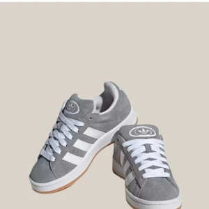 Grå Adidas campus(pris kan diskuteras) - Grå campus. Super snygga och  inte andvänt dom så mycket och jag köpte dom för 1449 kr