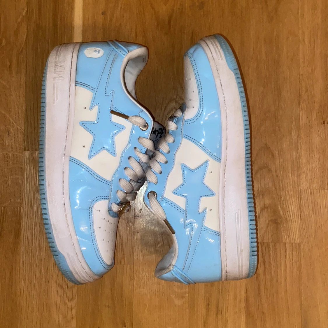 Blå och vita sneakers från Bape - 1