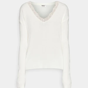 Vit tröja - Vit långärmad tröja med spets detaljer från ONLY. Den har inte vart så ofta använd och därför i bra skick.