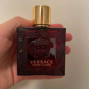 Versace Eros Flame - Tja, säljer denna versace eros flame då den inte kommer till användning längre. Det är cirka 30-35 ml kvar. Original pris: 775 Mitt pris: 299