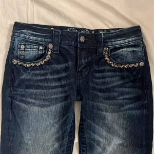 Miss Me Jeans - Midjemått tvärs över: 36cm  Innerbenslängd: 77cm