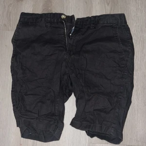 Svarta shorts från Dressmann - Säljer ett par svarta shorts från Dressmann som jag aldrig använder. Storlek S. Bra skick. Hör gärna av er om frågor!