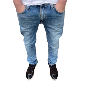 Nudie Jeans - Nudie jeans | grymt skick | modellen är ca 180cm | nypris 1600+ | minimal defekt(bild 5), går lätt att fixa| fraktar spårbart via postnord på köparens bekostnad | hör av dig vid intresse!