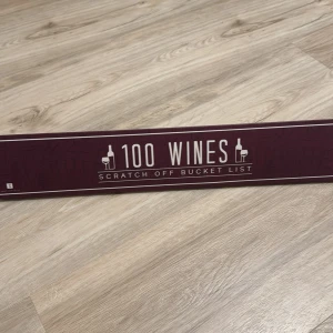 Vinskrapare - Upptäck 100 olika viner med denna roliga skrapaffisch. Varje ruta representerar ett vin att prova, och när du har smakat kan du skrapa bort rutan för att avslöja en färgglad illustration. Perfekt för vinälskare som vill utforska nya smaker och skapa minnesvärda stunder. Perfekt som en rolig present/ helt ny!