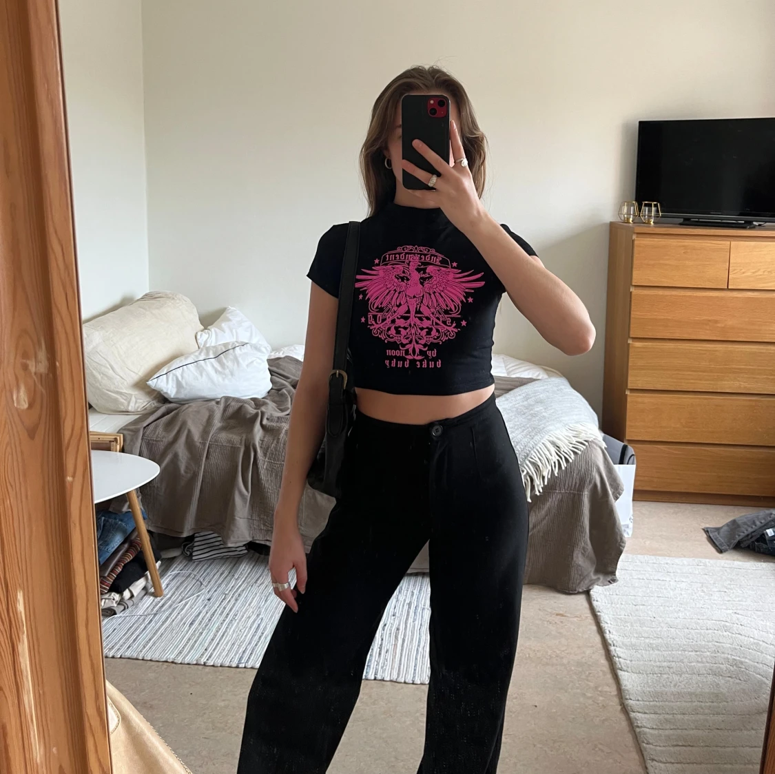 Svart croppad t-shirt med rosa tryck