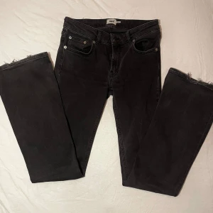 Svarta jeans - Hej, säljer dessa snygga svarta jeans från lager 157. de är lowwaist & bootcut! kom gärna med frågor. 