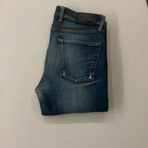 J.Lindberg jeans - Feta jeans som är i nyskick dessa är även speciella då dom inte säljs längre. Dom har snygga slitningar som gör dom unika 🙌🏻🙌🏻priset kan alltid diskuteras 