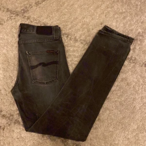 Nudie jeans  - Sköna nudie jeans med snygg färg och passform. Skriv vid funderingar 💬