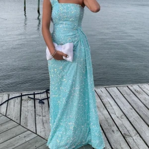 Bal klänning  - Säljer en fantastisk turkos långklänning med glittrande paljetter. Perfekt för balen, bröllop eller andra speciella tillfällen🩵