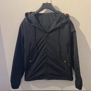 Moncler windbreaker  - Tja! Säljer min moncler windbreaker för att jag har tröttnat på den, den är tunn och är perfekt nu inför våren. Den är lite använd men inga stora tecken på den. skick-8/10 sparsamt använd Och storleken är 1 som motsvarar S. Den är självklart äkta, däremot saknas kvitto men tag och tro värdiga resellers har legit checkat den och allt har stämt, vid mer frågor hör av er!