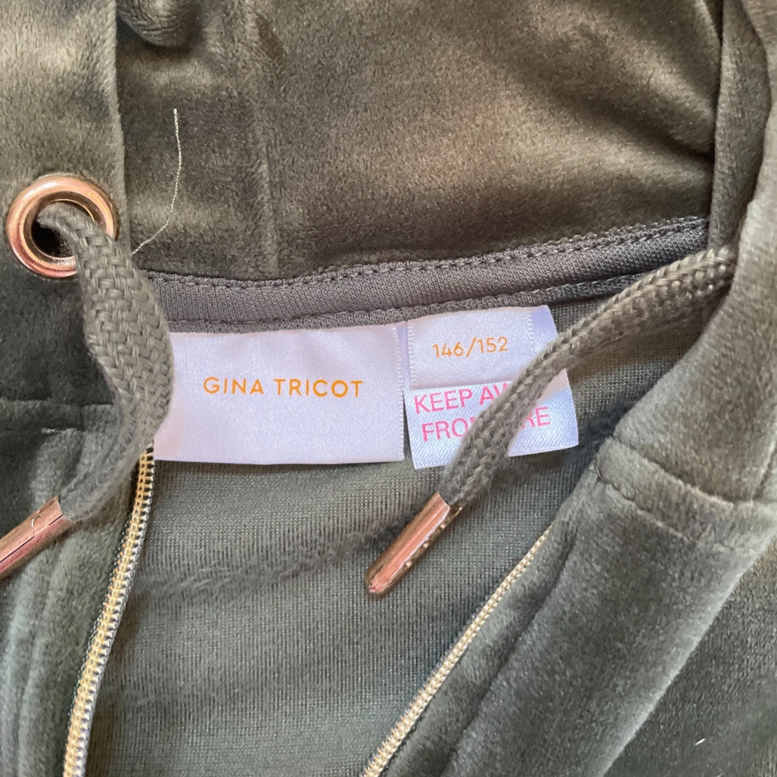 Grön hoodie från Gina Tricot - 1