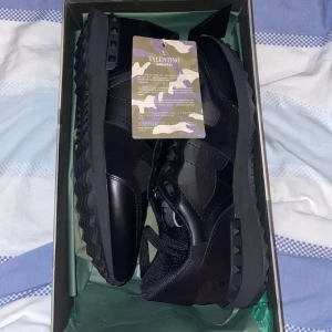  Valentino rockrunners  - Snygga svarta sneakers från Valentino med en stilren design. Skorna har en robust sula och klassisk snörning. Perfekta för en trendig look. Helt nya , använda ca 1-2 gånger. 
