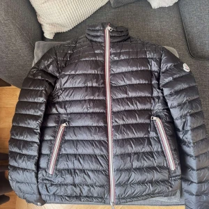 Moncler Daniel Jacka - Kikar nu intresset på denna moncler daniel jackan! Perfekt nu inför våren, nypris idag 13.500kr. Mycket fin skick på jackan, bör ses och provas. Storlek 2 (ÄKTA)