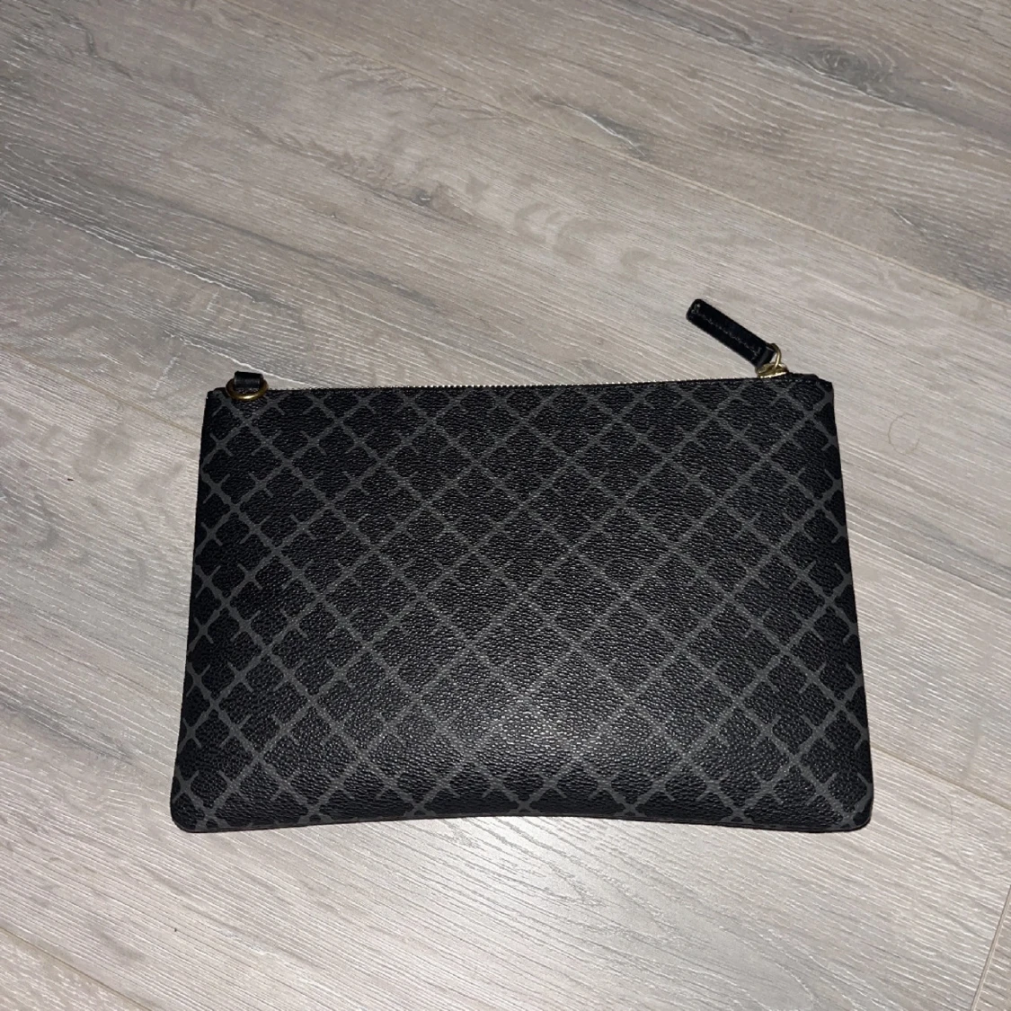 Svart kuvertväska med rutigt mönster