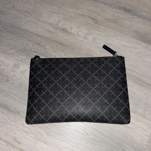 Svart kuvertväska med rutigt mönster - Svart grå Birger väska 