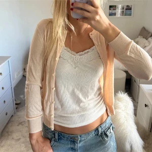 Beige kofta - Säljer en stilren rosa kofta med knappar framtill. Perfekt för lager-på-lager och passar till många olika outfits. Koftan har långa ärmar och en mjuk känsla🙌🏻💞💞