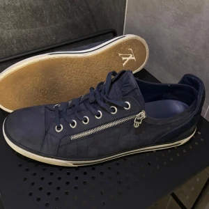 Louis Vuitton sneakers - Säljer dessa Asfeta mörkblå LV dojjor! Skorna är använda men fortfarande i bra skick. Size 44/45. Självklart äkta. Skriv vid funderingar, pris går såklart att diskutera 👑