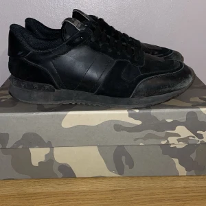 Valentino rockrunners  -  Svarta rockrunners i bra skick. Stl 43 men kan passa större och dustbag, låda och kort ingår. Priset kan diskuteras 