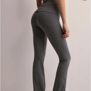 Yoga pants - Gråa yoga pants från Nelly i storlek XS. Endast använda en gång och i nyskick, inga defekter. Säljes då de är för långa för mig. Köpta för 200 kr, säljes för 100 kr. Tyvärr inga bilder på mig i dem, men de är i väldigt fint skick. Hör gärna av dig vid intresse!  Hör gärna av dig vid intresse eller funderingar!💕